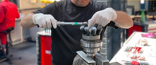 Montage d’un moteur A6VM Rexroth dans notre centre de réparation